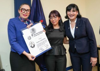 La rectora Yarabí Ávila impulsa la titulación masiva para facilitar el acceso de egresados al campo laboral