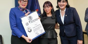 La rectora Yarabí Ávila impulsa la titulación masiva para facilitar el acceso de egresados al campo laboral