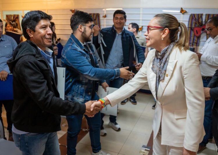 Toma de decisiones debe incidir de manera positiva en el entorno, señala Yarabí Ávila a recién titulados