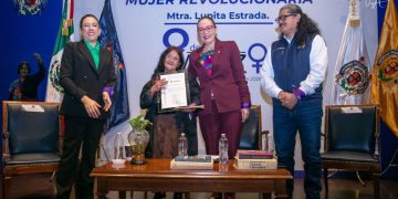 Necesario visibilizar el papel de las mujeres en la historia, señala la profesora Lupita Estrada ante estudiantes