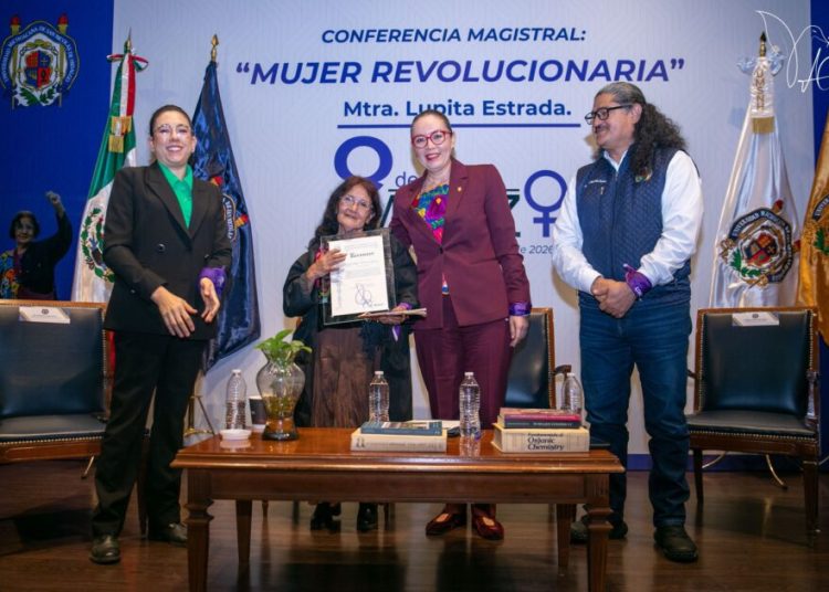 Necesario visibilizar el papel de las mujeres en la historia, señala la profesora Lupita Estrada ante estudiantes