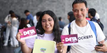 Continúa entrega de chips D4TA en escuelas y centros de distribución