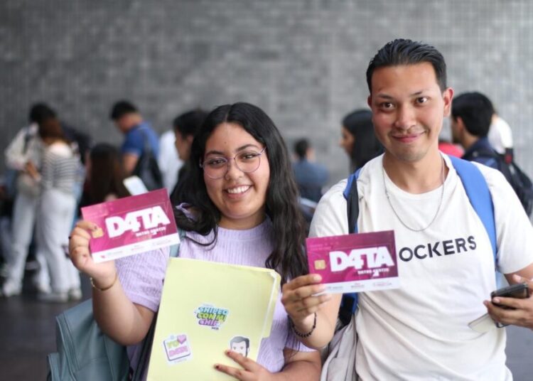Continúa entrega de chips D4TA en escuelas y centros de distribución