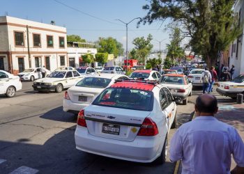 Grupo de taxistas agrede a un automovilista en Morelia