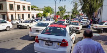 Grupo de taxistas agrede a un automovilista en Morelia
