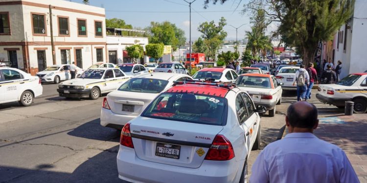 Grupo de taxistas agrede a un automovilista en Morelia