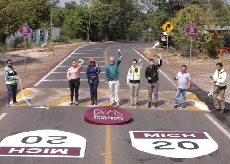 Rehabilitación de carretera de Nuevo Urecho impulsará al sector agropecuario: Bedolla