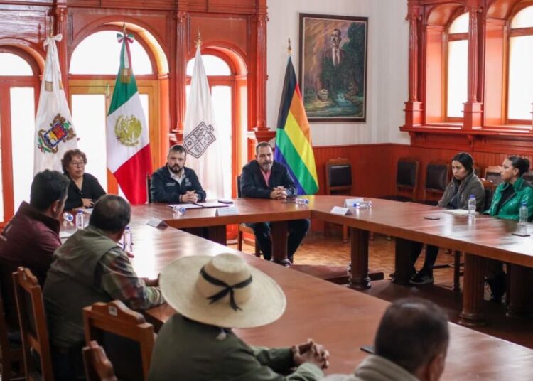 Gobierno de Michoacán mantiene atención permanente a familias de brigadistas caídos en combate a incendios forestales: Raúl Zepeda