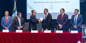 La autonomía universitaria es la condición para que la UMSNH pueda cumplir su función, afirma Yarabí Ávila al recibir la Medalla al Mérito Ciudadano