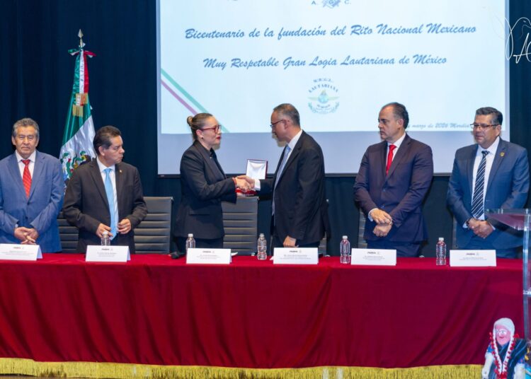 La autonomía universitaria es la condición para que la UMSNH pueda cumplir su función, afirma Yarabí Ávila al recibir la Medalla al Mérito Ciudadano