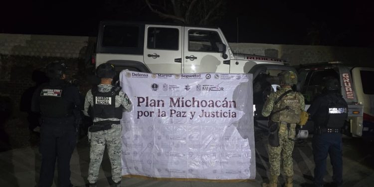 Aseguraron vehículos, armamento y equipo táctico en Acahuato, Michoacán