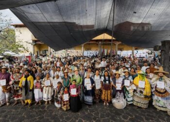 Tianguis de Domingo de Ramos celebra la riqueza textil de los pueblos originarios