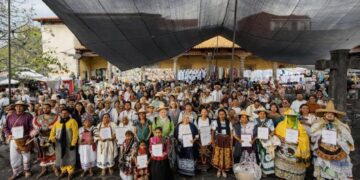 Tianguis de Domingo de Ramos celebra la riqueza textil de los pueblos originarios