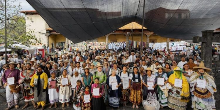 Tianguis de Domingo de Ramos celebra la riqueza textil de los pueblos originarios