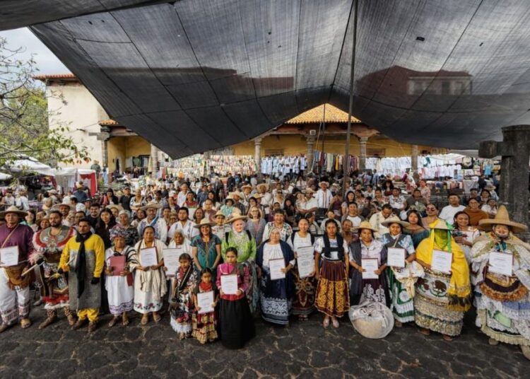 Tianguis de Domingo de Ramos celebra la riqueza textil de los pueblos originarios