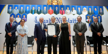 Defender la autonomía universitaria es un deber: Erik Avilés; Yarabí Ávila entrega reconocimiento “Legado Nicolaita”