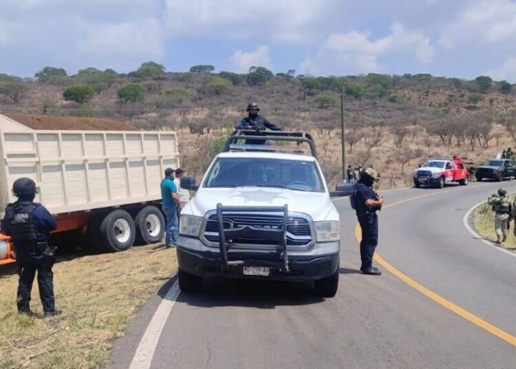 Restablece Guardia Civil libre tránsito tras bloqueo carretero en Cotija