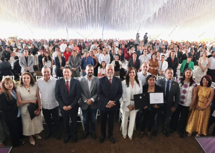 Bedolla reactiva pagos por defunción y premia décadas de labor docente
