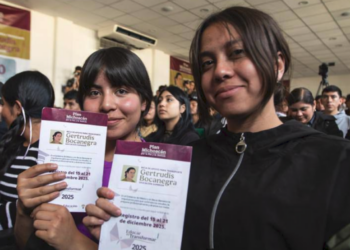 El número de estudiantes beneficiados con becas en México registró un incremento de 710.5%