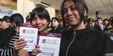 El número de estudiantes beneficiados con becas en México registró un incremento de 710.5%