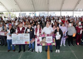 Gabriela Molina acerca información sobre becas a familias michoacanas