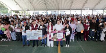 Gabriela Molina acerca información sobre becas a familias michoacanas