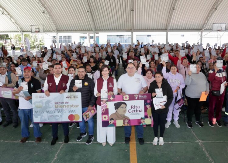 Gabriela Molina acerca información sobre becas a familias michoacanas