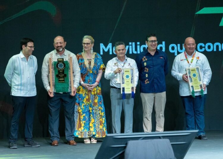 Premian a Michoacán por la Monarca como la mejor experiencia natural de México