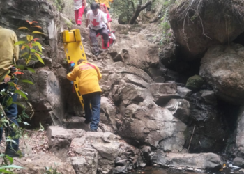 Resbala, cae al barranco y fallece en los filtros viejos de Morelia
