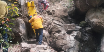 Resbala, cae al barranco y fallece en los filtros viejos de Morelia