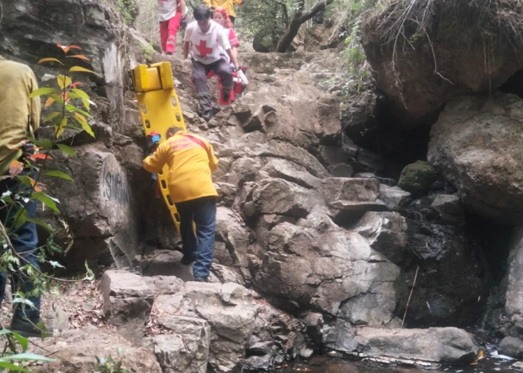 Resbala, cae al barranco y fallece en los filtros viejos de Morelia