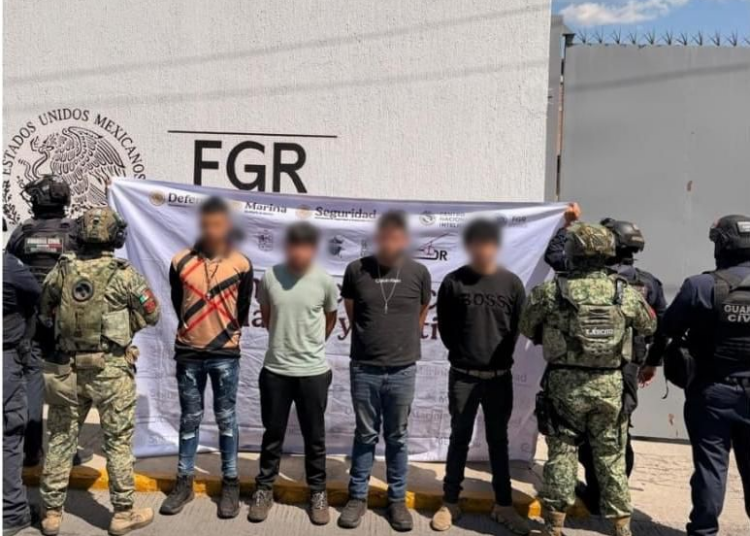 SSP y Defensa aseguran a 4 hombres con 150 dosis de metanfetamina en Cojumatlán