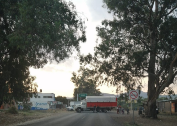 Comuneros bloquean carretera en Michoacán