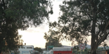Comuneros bloquean carretera en Michoacán