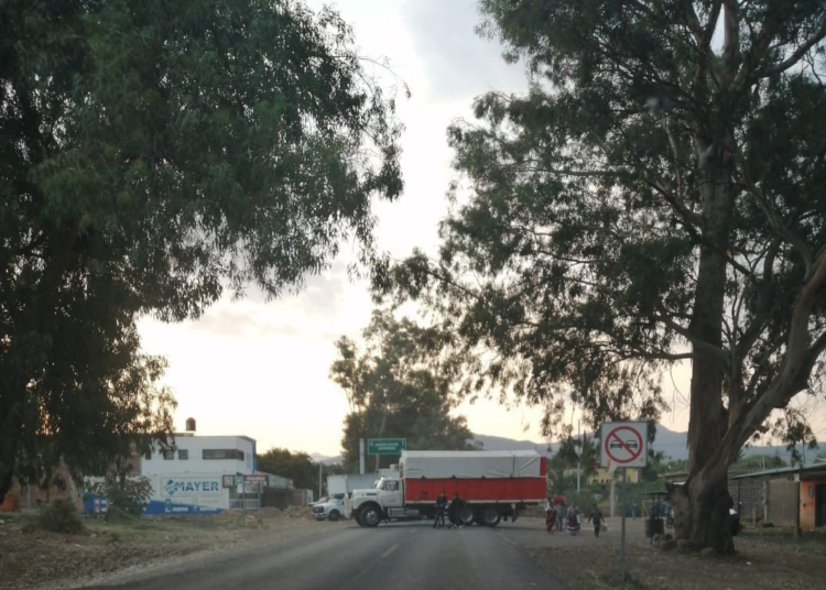 Comuneros bloquean carretera en Michoacán