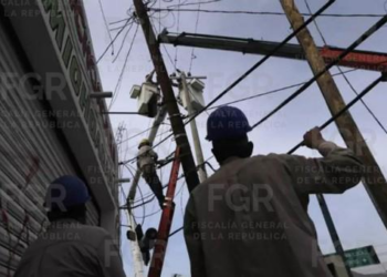 Delincuentes disparan contra postes de la CFE en Apatzingán