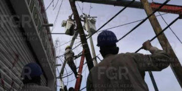Delincuentes disparan contra postes de la CFE en Apatzingán