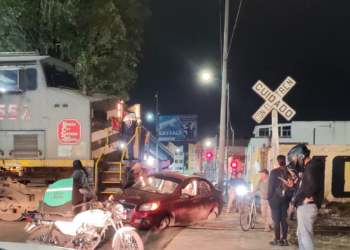 Por ganarle al tren, destroza su auto en Morelia