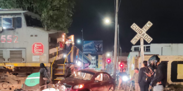 Por ganarle al tren, destroza su auto en Morelia
