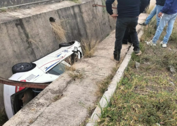 Taxista cae a canal de desagüe