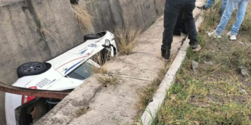 Taxista cae a canal de desagüe