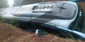 Autobús se accidenta rumbo a Zitácuaro