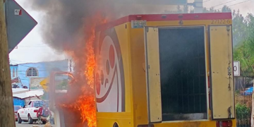 Comuneros piden atención del gobierno, quemando carros en Michoacán