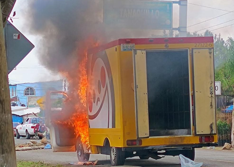 Comuneros piden atención del gobierno, quemando carros en Michoacán