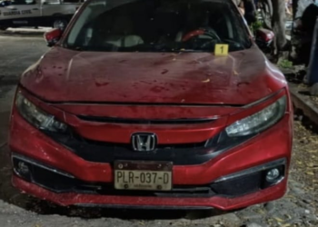 Balean auto estacionado en Apatzingán
