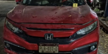 Balean auto estacionado en Apatzingán
