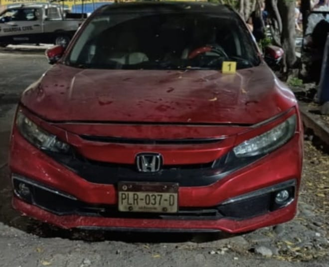 Balean auto estacionado en Apatzingán
