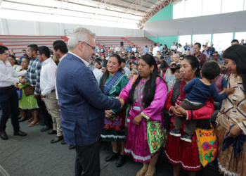 Bedolla inicia en Zitácuaro con entrega de cemento para rescatar el riego del campo