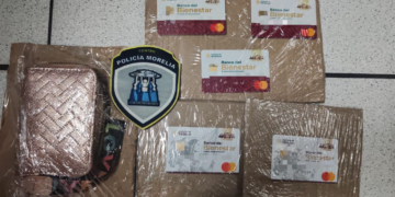 Detiene a mujer de cambiaba tarjetas del Bienestar a abuelitos en Morelia