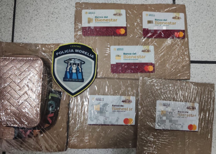 Detiene a mujer de cambiaba tarjetas del Bienestar a abuelitos en Morelia